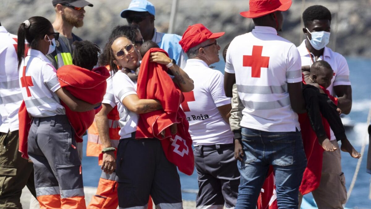 Salvamento Marítimo ha trasladado hasta el puerto de Arguineguín, en Gran Canaria, a las 120 personas de origen subsahariano que fueron rescatadas ayer de un cayuco que fue localizado a 520 kilómetros de Canarias.