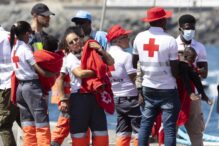 Salvamento Marítimo ha trasladado hasta el puerto de Arguineguín, en Gran Canaria, a las 120 personas de origen subsahariano que fueron rescatadas ayer de un cayuco que fue localizado a 520 kilómetros de Canarias.