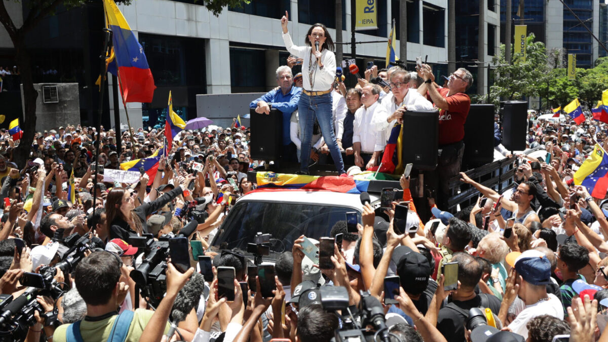 La líder opositora venezolana, María Corina Machado, pronuncia un discurso ante seguidores este miércoles, en una manifestación en Caracas (Venezuela).