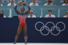 La gimnasta estadounidense Simone Biles saluda al público tras ejecutar su ejercicio en la final de suelo femenino de gimnasia artística de los Juegos Olímpicos de París 2024, en el pabellón Bercy Arena,, en París. EFE/ Miguel Gutiérrez