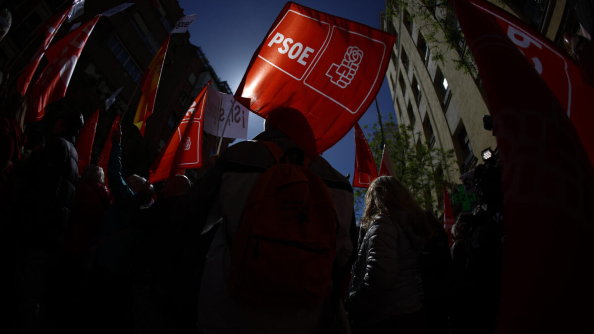 Simpatizantes del PSOE se concentran en los alrededores de la sede socialista de Ferraz.