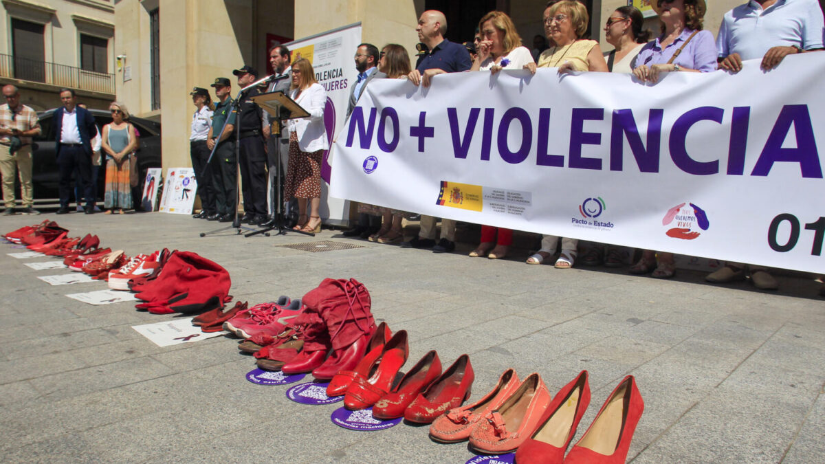 Un minuto de silencio en recuerdo a las víctimas asesinadas por violencia de género este pasado verano