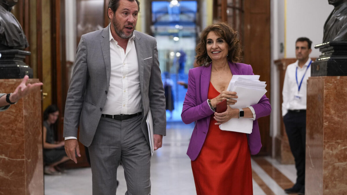 La vicepresidenta primera y ministra de Hacienda y Función Pública, María Jesús Montero, y el ministro de Transportes y Movilidad Sostenible, Óscar Puente.
