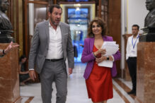 La vicepresidenta primera y ministra de Hacienda y Función Pública, María Jesús Montero, y el ministro de Transportes y Movilidad Sostenible, Óscar Puente.