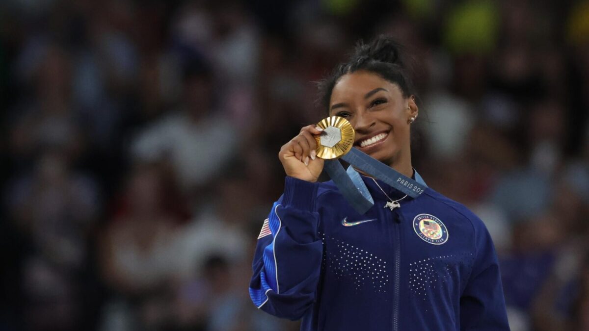 Simone Biles con la medalla de oro.