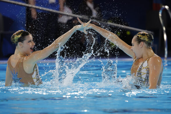 Las nadadoras españolas Iris Tió y Alisa Ozhogina compiten en la prueba de Duo Rutina Libre de Natación Artística, en los Juegos Olímpicos de París 2024 este sábado, en Saint-Denis (Francia). EFE/ Lavandeira Jr.