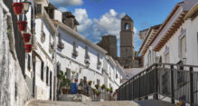 Vista de las casas encaladas y el Castillo Árabe de Álora.