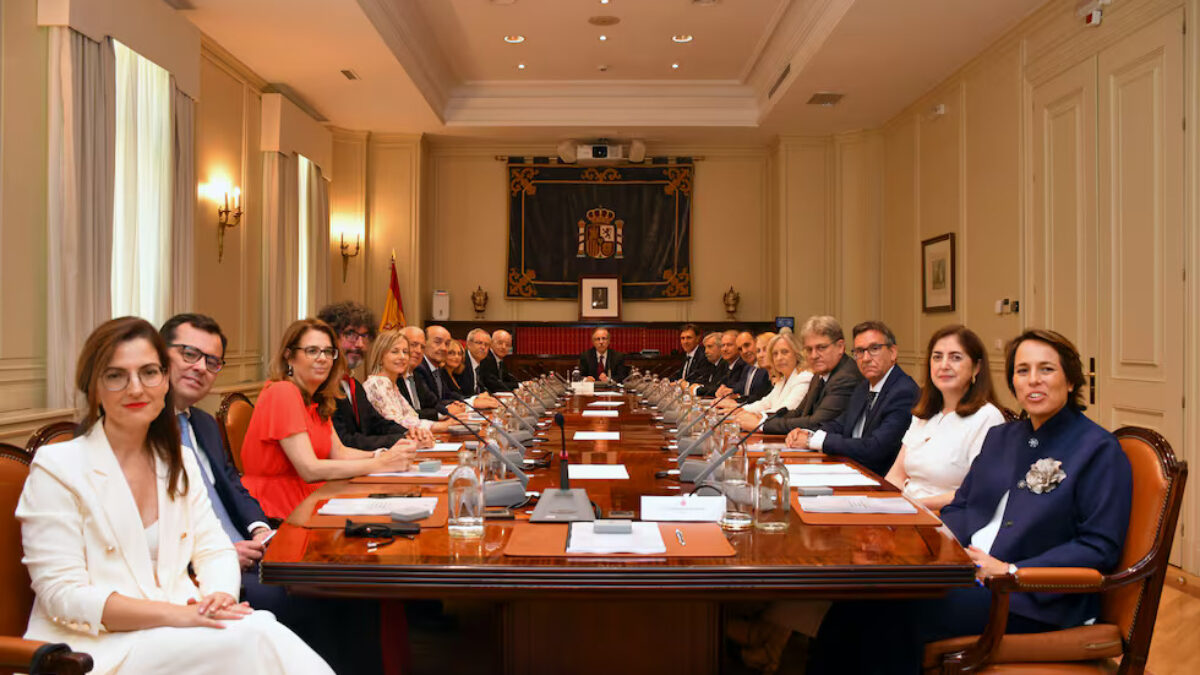 El nuevo pleno del Consejo General del Poder Judicial (CGPJ), durante su reunión constitutiva
