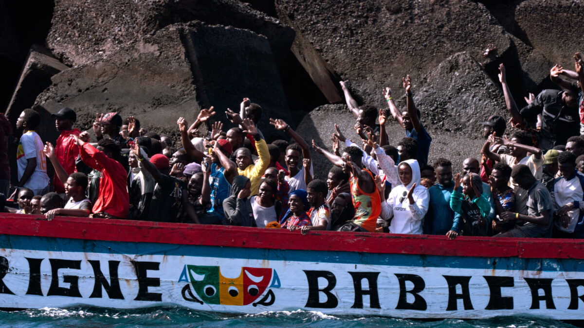Un grupo de migrantes celebra haber sobrevivido a una travesía de siete días desde Senegal a la isla española de El Hierro cuando ingresan al puerto de La Restinga el jueves 22 de agosto.