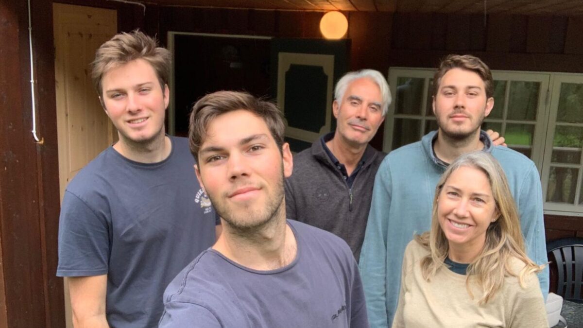 Elena Cuberos, directora general de Exxacon Smart Living, junto a su marido y sus tres hijos.