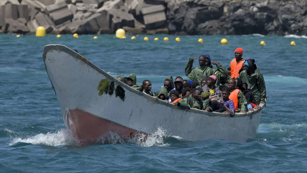Una imagen de los 61 inmigrantes trasladados este miércoles al puerto de La Restinga, la isla canaria de El Hierro