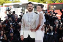 Justin Theroux y Nicole Brydon Bloom