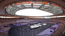 Fotografía de los preparativos previos a la ceremonia de clausura de los Juegos Olímpicos de París 2024 celebrada este domingo, en el Estadio de Francia en Saint-Denis (Francia).