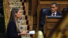 La portavoz de Junts en el Congreso, Miriam Nogueras, pasa por delante de Pedro Sánchez.