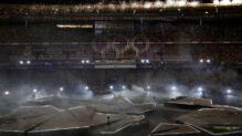 Fotografía de un espectáculo durante la ceremonia de clausura de los Juegos Olímpicos de París 2024 celebrada este domingo, en el Estadio de Francia en Saint-Denis.