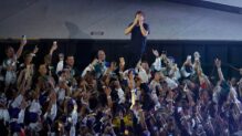 La banda francesa Phoenix actúa en la ceremonia de clausura de los Juegos Olímpicos de París 2024 celebrada este domingo, en el Estadio de Francia en Saint-Denis.