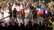 La banda francesa Phoenix actúa en la ceremonia de clausura de los Juegos Olímpicos de París 2024 celebrada este domingo, en el Estadio de Francia en Saint-Denis.