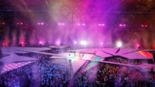 La banda francesa Phoenix actúa durante la ceremonia de clausura de los Juegos Olímpicos de París 2024 en el estadio Stade de France de París el 11 de agosto de 2024