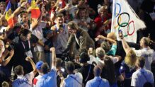 El actor estadounidense Tom Cruise porta la bandera olímpica en una motocicleta durante la ceremonia de clausura de los Juegos Olímpicos de París 2024.
