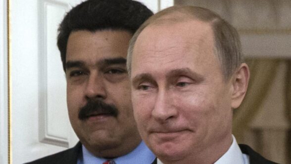 El presidente de Rusia, Vladímir Putin (d), y su homólogo venezolano, Nicolás Maduro, durante su reunión en la residencia campestre del mandatario ruso en Novo Ogariovo, a las afueras de Moscú, Rusia, hoy, 15 de enero de 2015. Los dos líderes se reunieron para abordar cuestiones bilaterales así como la difícil situación creada para ambos países por el desplome de los precios del petróleo.