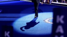 La candidata presidencial demócrata Kamala Harris proyecta su sombra mientras se prepara para dar su discurso de apertura en la última noche de la Convención Nacional Demócrata (DNC) en el United Center en Chicago, Illinois, EE.UU., 22 de agosto de 2024.