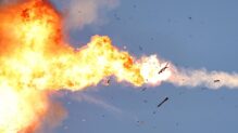 Un vehículo aéreo no tripulado (UAV) de Hezbollah que cruza desde el Líbano es interceptado por un avión de combate israelí sobre un área cercana a la frontera entre el Líbano e Israel, visto desde el norte de Israel, el 25 de agosto de 2024.