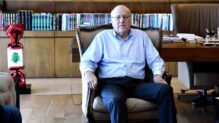 El Primer Ministro interino libanés, Najib Mikati, celebra una reunión ministerial de emergencia para discutir los recientes acontecimientos en el sur del Líbano, en la residencia de Mikati en Beirut, Líbano, el 25 de agosto de 2024.