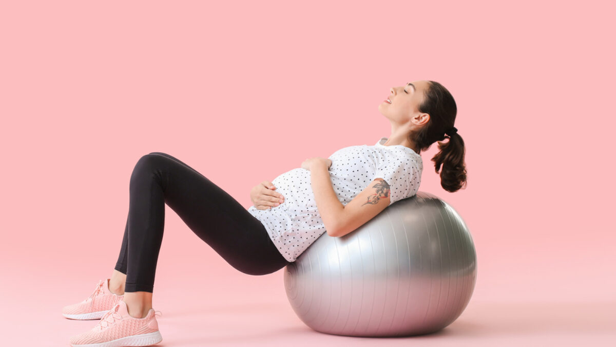 La pelota de pilates es una herramienta que nos ayuda a tonificar nuestro suelo pélvico