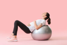 La pelota de pilates es una herramienta que nos ayuda a tonificar nuestro suelo pélvico