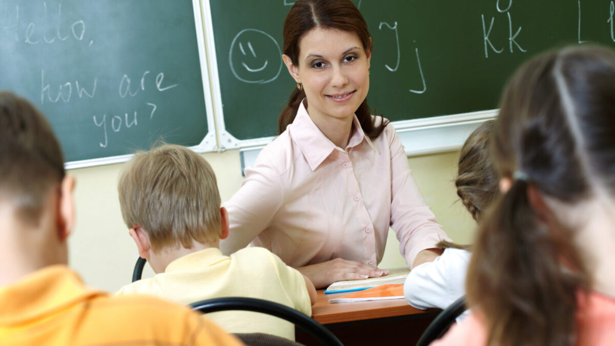 Profesora en clase infantil.
