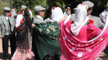 Madrileños ataviados con trajes tradicionales en las fiestas populares de la capital