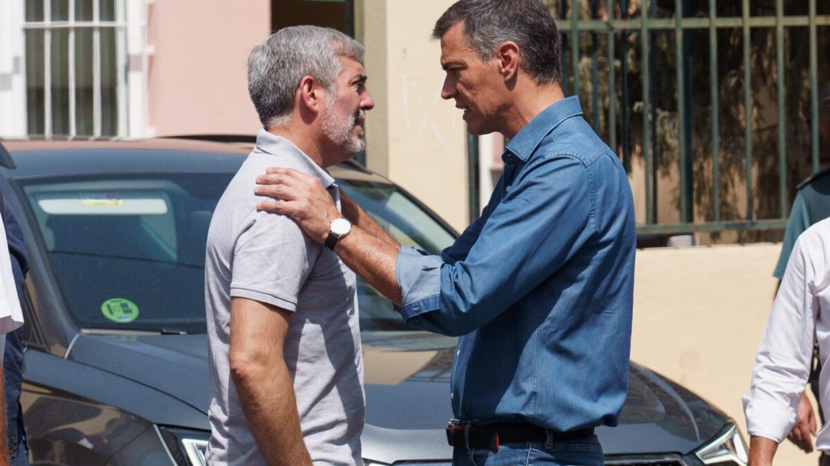 El presidente canario, Fernando Clavijo, y Pedro Sánchez (en una imagen de archivo) se verán este viernes