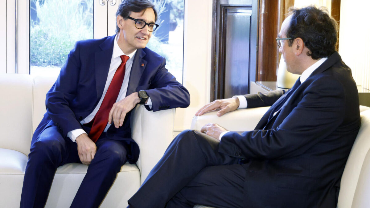El presidente del Parlament, Josep Rull, se reúne con el primer secretario del PSC, Salvador Illa, en el marco de la ronda de consultas con los líderes parlamentarios previa al debate de investidura de Illa como nuevo presidente catalán.