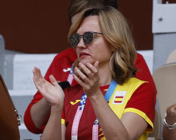 PARIS, 04/08/2024.- La ministra de Educación, Pilar Alegría (c), entre los espectadores del partido por la medalla de bronce de dobles femenino de los Juegos Olímpicos París 2024 disputado por las españolas Cristina Bucsa y Sara Sorribes contra las checas Karolina Muchova y Linda Noskova, este domingo, en la capital gala. EFE/Juanjo Martín