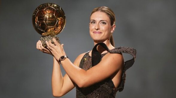 La futbolista Alexia Putellas junto a su Balón de Oro.