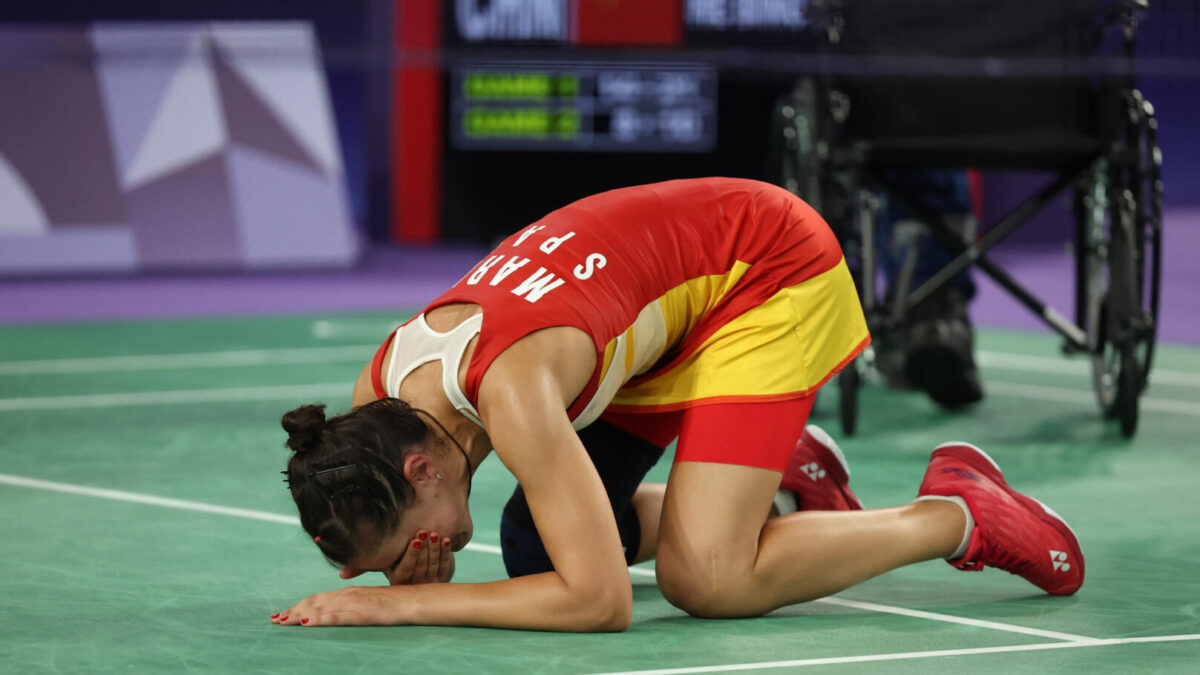 PARÍS, 04/08/2024.- La jugadora española Carolina Marín llora tras retirarse, debido a una lesión, de su partido de semifinales de bádminton femenino individual de los Juegos Olímpicos de París contra la china Bing Jiao He en el pabellón a Chapelle Arena este domingo en la capital francesa. EFE/ Miguel Gutiérrez