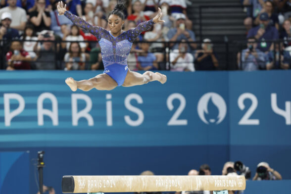 La estadounidense Simone Biles en la prueba de barra de equilbrio durante la final de Concurso Completo Femenino de Gimnasia Artística, parte de los Juegos Olímpicos de París 2024 , en el Bercy Arena de la capital francesa.