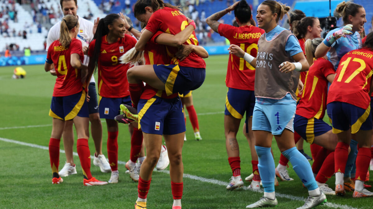 Las jugadoras de España celebran su victoria ante Colombia, y su paso a seminifales, tras el partido de cuartos de final de fútbol femenino de los Juegos Olímpicos de París 2024, disputado en el Estadio de Lyon (Francia). EFE/ Kiko Huesca