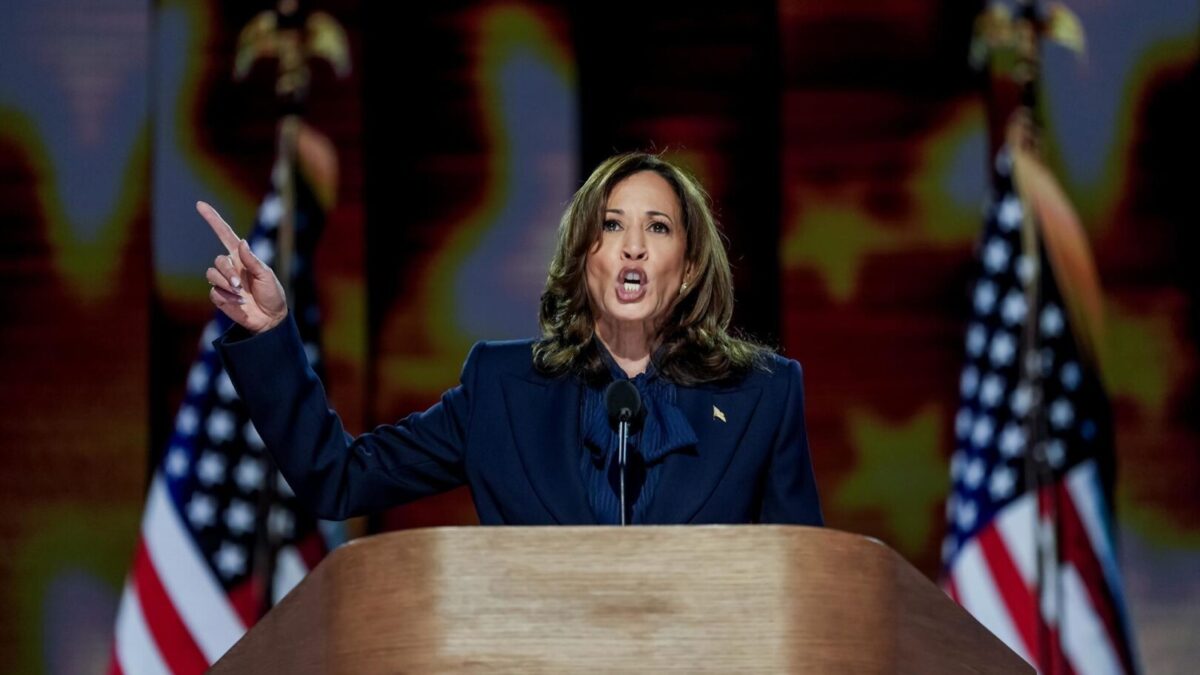 La candidata presidencial demócrata y vicepresidenta de EE.UU., Kamala Harris, habla durante la última noche de la Convención Nacional Demócrata