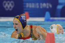 La waterpolista española Paula Leiton celebra un tanto ante Australia durante el partido por el oro de waterpolo femenino de los Juegos Olímpicos de París 2024 este sábado en Nanterre, Francia. EFE/ Lavandeira Jr.