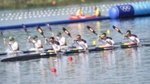 El equipo masculino del K4 500 durante una serie preliminar en los Juegos Olímpicos de París 2024
