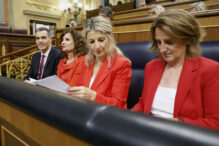 Pedro Sánchez (i), y la vicepresidenta primera y ministra de Hacienda y de Función Pública, María Jesús Montero (2i), la vicepresidenta segunda y ministra de Trabajo, Yolanda Díaz (2d), y la vicepresidenta tercera y ministra de Transición Ecológica, Teresa Ribera, durante la sesión de control