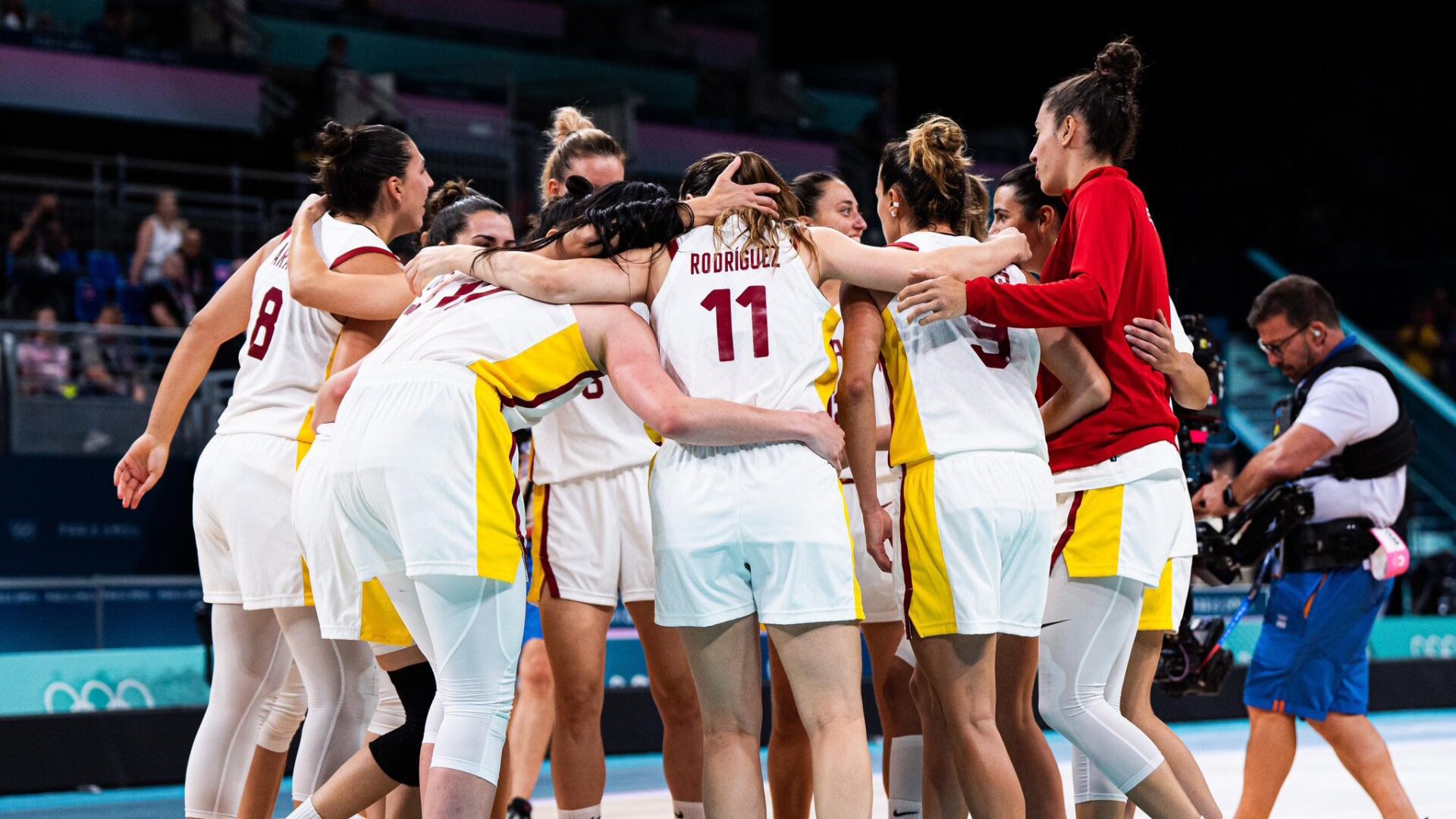 La selección española de baloncesto femenino tras un partido en París 2024