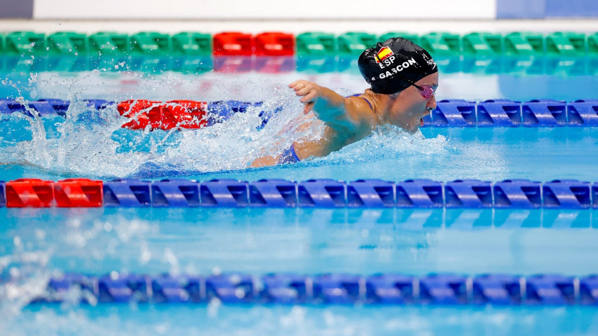 La laureada nadadora paralímpica Sarai Gascón, compitiendo con la selección española