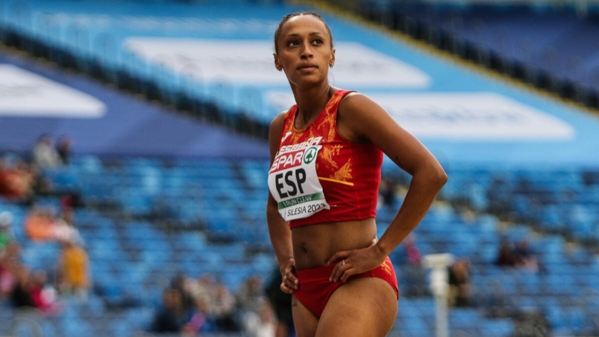 Ana Peleteiro disputando una competición con la selección española de atletismo