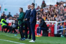 Montse Tomé dirigiendo un partido de la selección española femenina de fútbol