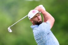 Jon Rahm golpeando una bola durante un torneo de golf este año 2024