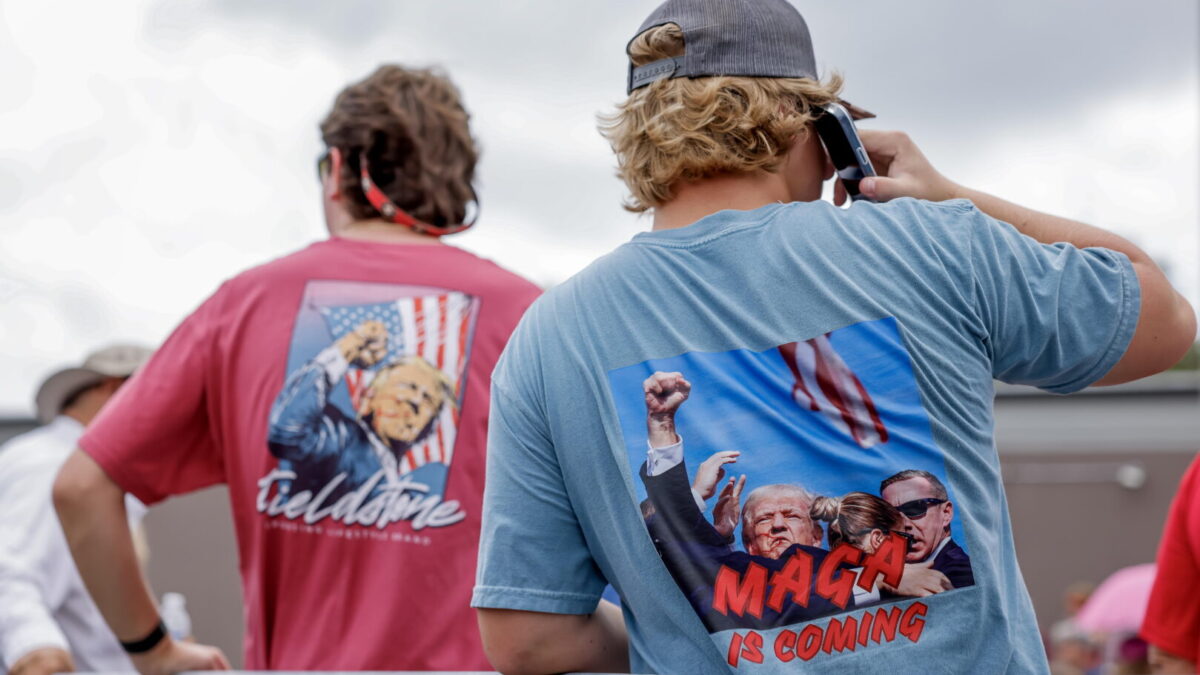 Votantes de Trump portan una camiseta con el momento en el que le intentaron asesinar