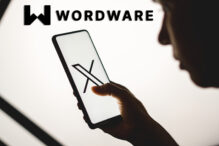 Un montaje con el logotipo de Wordware y una persona abriendo la 'app' de Twitter (X)