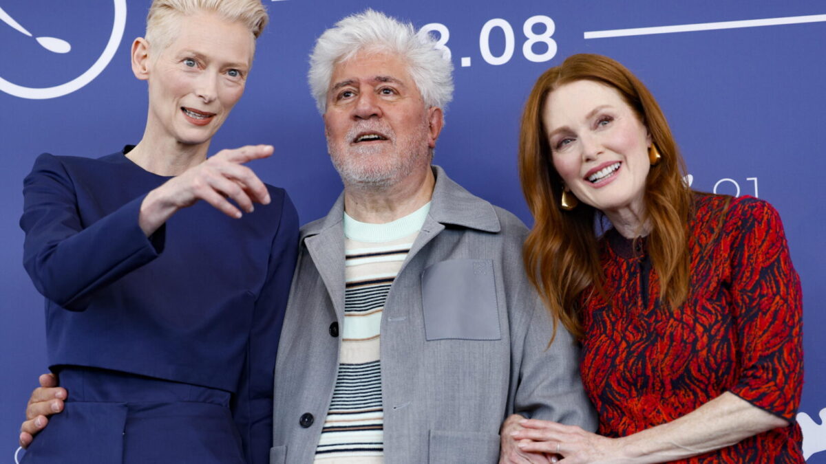 Tilda Swinton y Julianne Moore posan junto a Pedro Almodóvar en la alfombra del Festival de Venecia